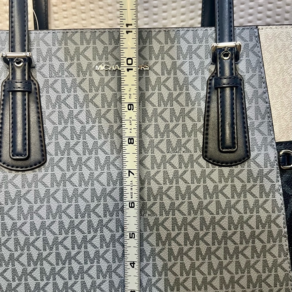 Michael Kors Voyager Large Color-Block Signature Logo Tote Bag - Picture 12 of 12
